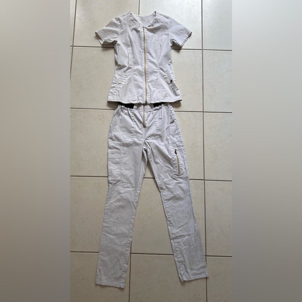 Jaanuu scrub set
